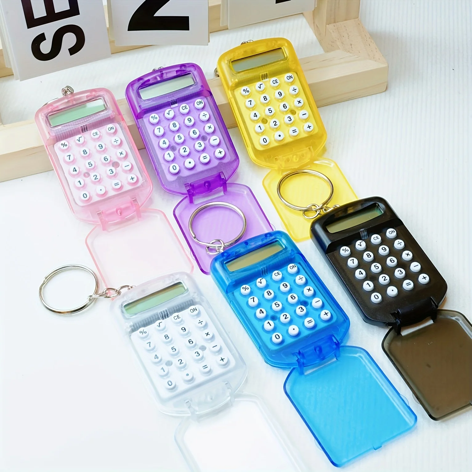 Scientific Calculator For Secondary School - キーホルダー付きのミニチュア漫画風電卓。8桁表示で、持ち運びやすいポケットサイズ。子供や学生向けの学校文具、プレゼントに最適。