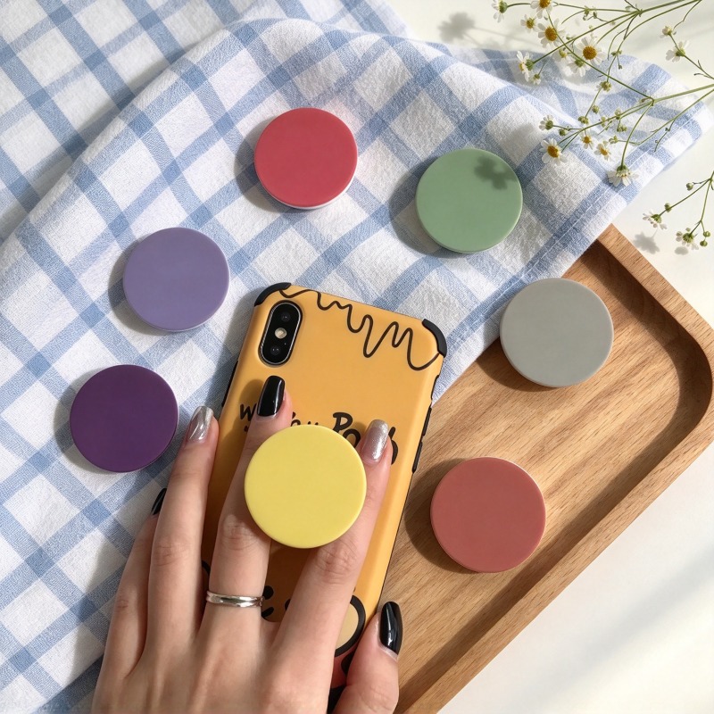 Desk Accessories - 1個入り、マット仕上げのスマートフォン用グリップスタンド。手で持つ際に安定性を高め、デスクトップでの使用にも適した拡張可能なスマートフォンホルダー。モダンでミニマルなデザインの携帯電話アクセサリー。